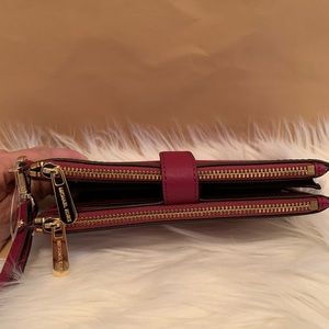 Michael Kors Bags - đź’•NEWđź’•MICHAEL KORS WRISTLET Michael Kors Bags - đź’•NEWđź’•MICHAEL KORS WRISTLET